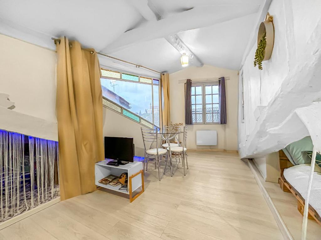 a room with a bed and a tv in a room at Le Studio des Arts in Albi