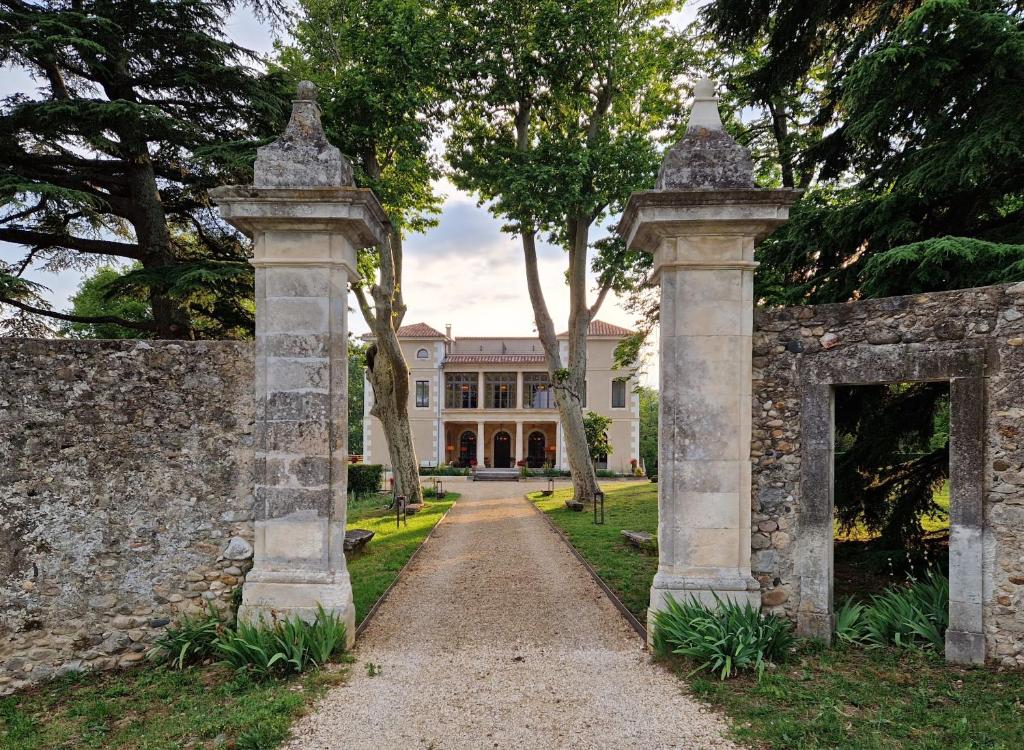 una entrada a una mansión con una pared de piedra en Hôtel Villa Walbaum en Vallon-Pont-dʼArc