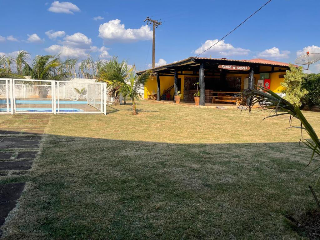 uma casa com um golo de futebol no quintal em Rancho do Sossego em Ponta Porã