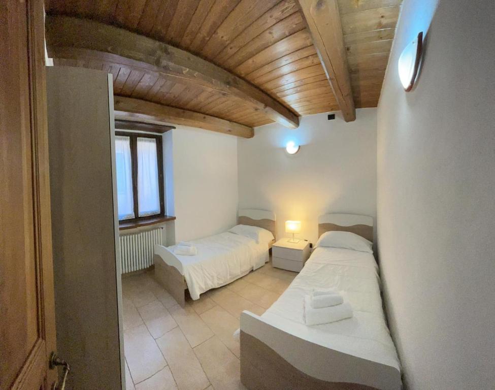 ein kleines Zimmer mit 2 Betten und einem Fenster in der Unterkunft Casa Vacanze Oberje dla Viere in Oulx