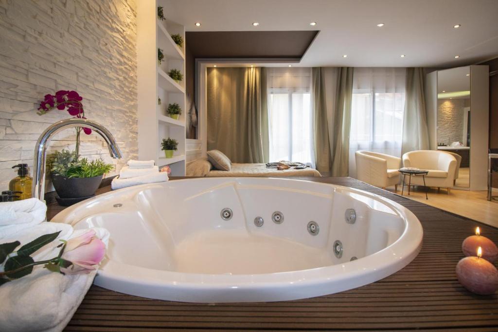 Apartment with jacuzzi for romantic stays, Barcelona – Updated 2024 Prices