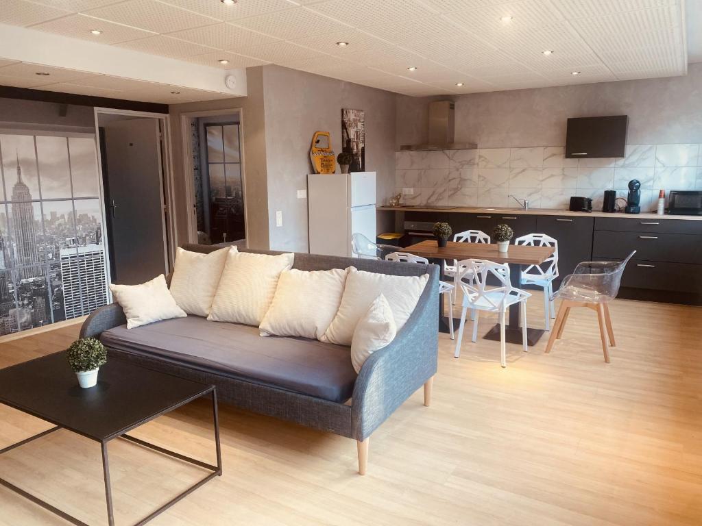 uma sala de estar com um sofá e uma cozinha em LA MARIEFACTURE - Comme à New York em Saint-Avold