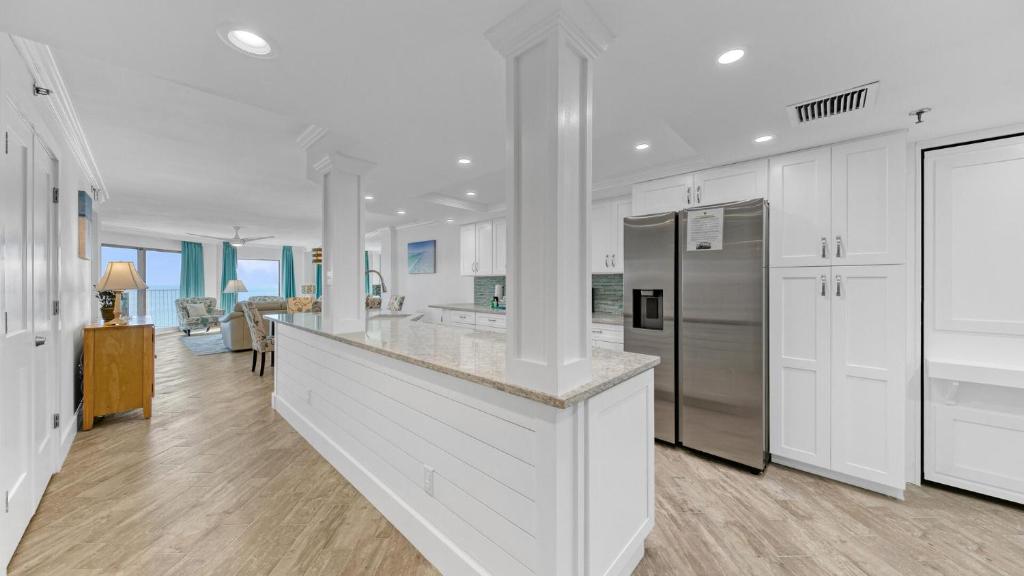eine Küche mit weißen Schränken und einer Arbeitsplatte in der Unterkunft Inlet Reef 607 - Beach Front and Spacious with Free Beach Service in Destin
