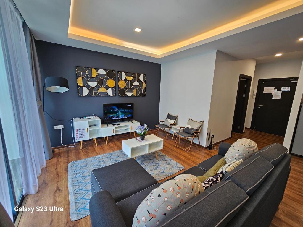 sala de estar con sofá y TV en Lovely Vivacity Jazz suite 2 Cozy Condo 2 Card LV7, en Kuching