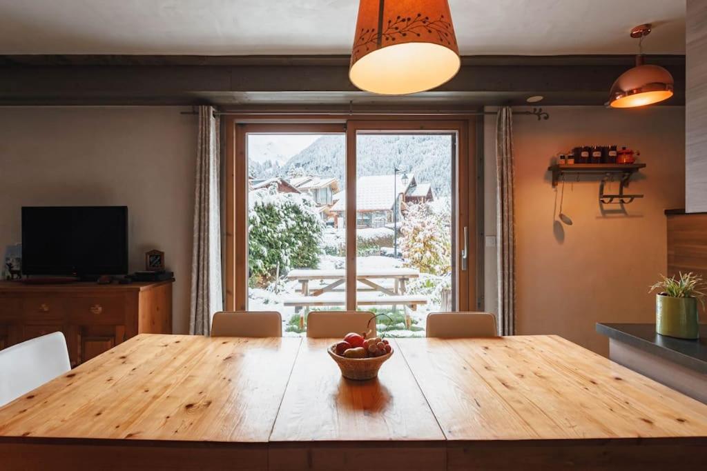 a dining room table with a bowl of fruit on it at Chalet Bio Corti 6p. 3 ch proche pistes&#47;commerces in Champagny-en-Vanoise