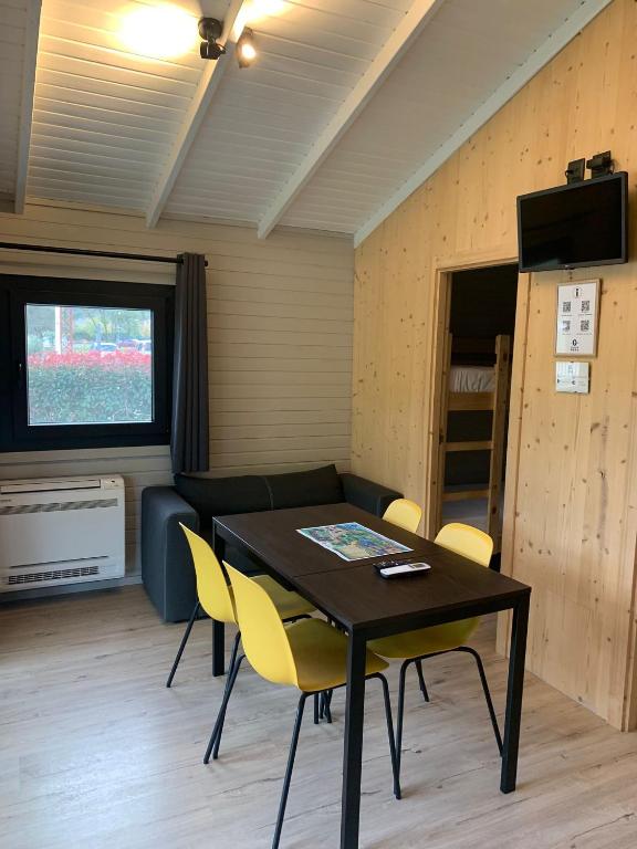 Televízia a/alebo spoločenská miestnosť v ubytovaní Càmping Organyà Park