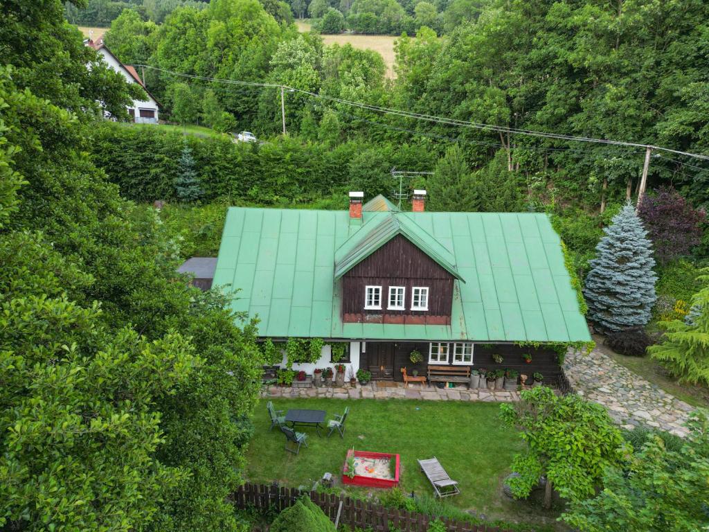 eine Luftansicht eines Hauses mit grünem Dach in der Unterkunft Chaloupka na Kamence in Trutnov