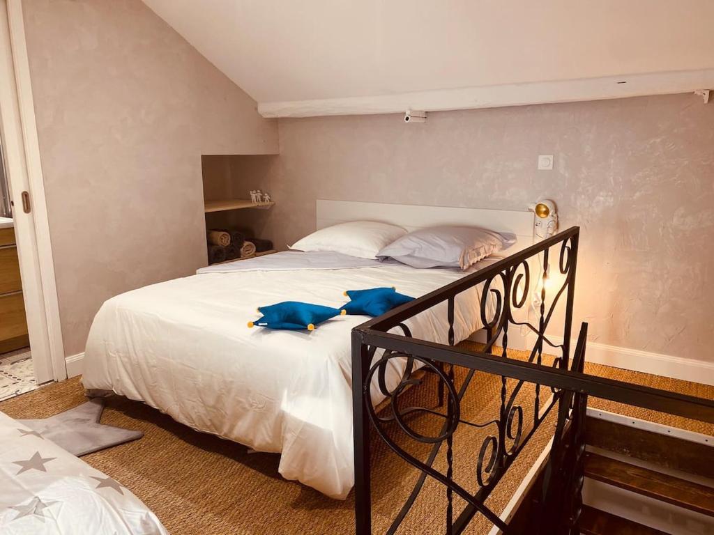 Un dormitorio con una cama con animales de peluche azules. en LA MARIEFACTURE - Comme dans les étoiles, en Boulay - Moselle