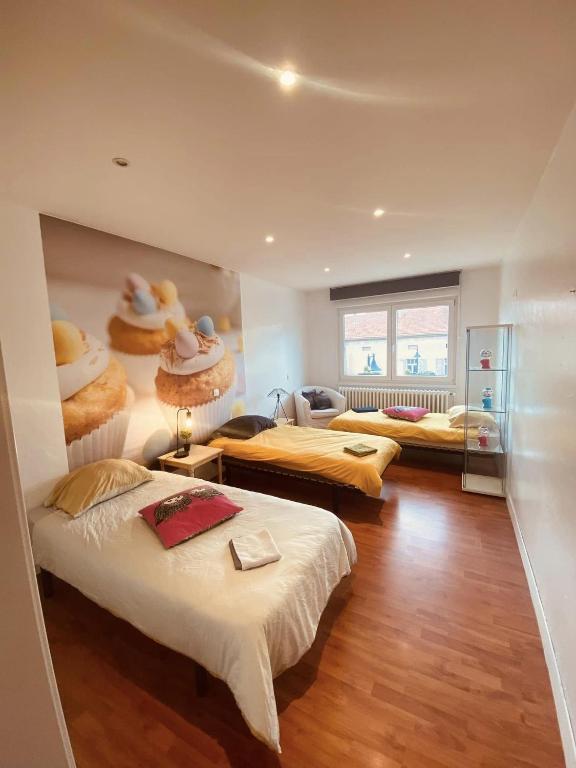 sypialnia z 3 łóżkami i ścianą z półkami w obiekcie LA MARIEFACTURE - Comme une Gourmandise ! 