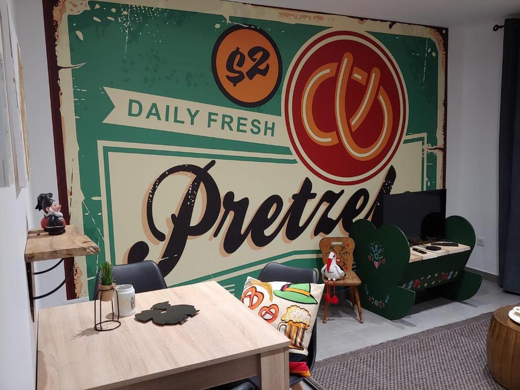d'une salle à manger avec un panneau poivré sur le mur. dans l'établissement LA MARIEFACTURE - Comme un Bretzel'Lover, à Longeville-lès-Saint-Avold