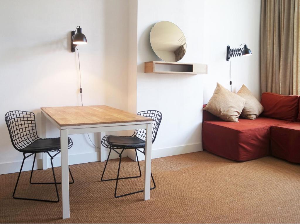 a living room with a table and a couch at Alberti - Bed & Bike in Rotterdam