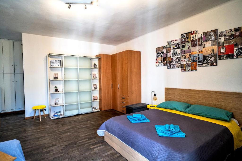 een slaapkamer met een bed met blauwe handdoeken bij Leitmotiv Ospitality House in Bari