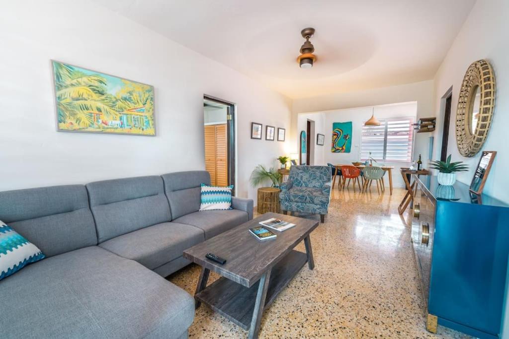 un soggiorno con un divano e un tavolo di Coral Casa just one block from the beach a Stella