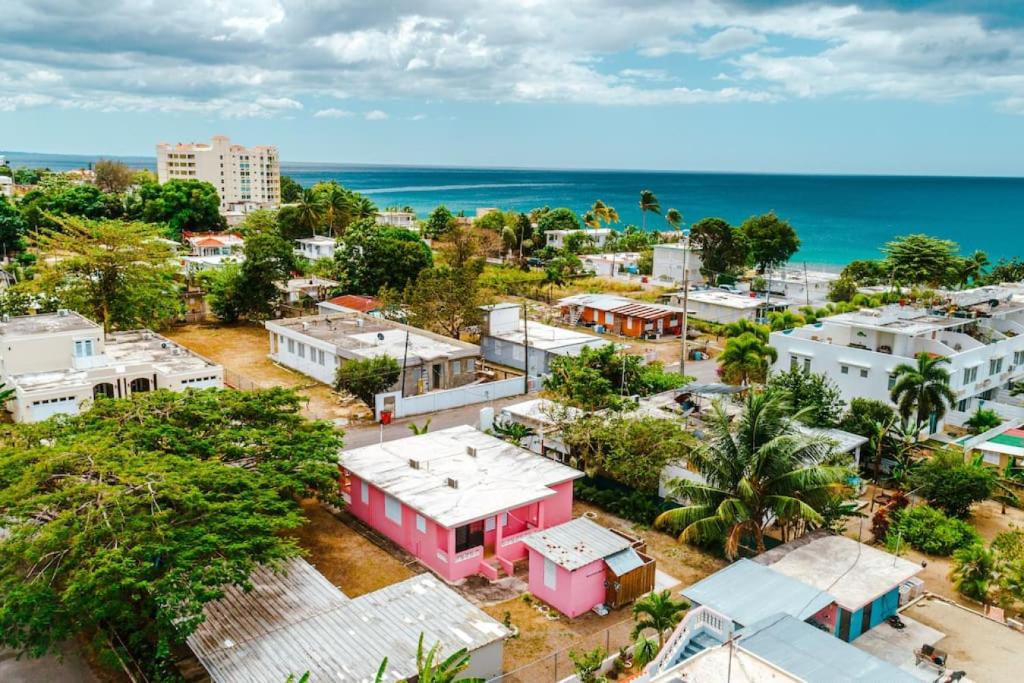una vista aérea de una ciudad con el océano en Coral Casa just one block from the beach, en Stella