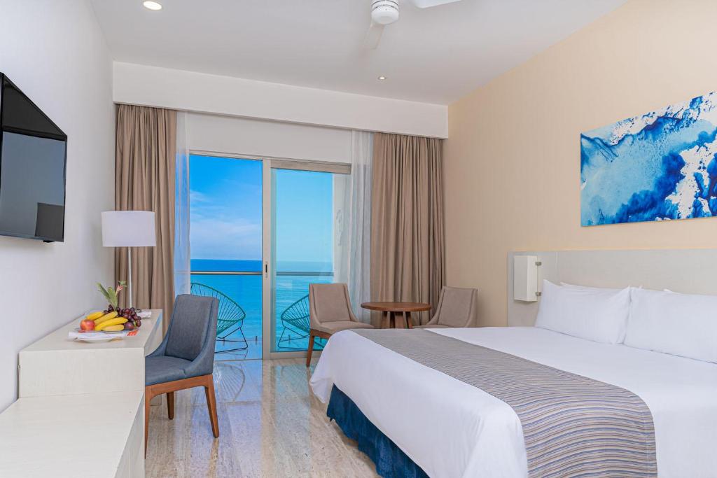 Giường trong phòng chung tại Krystal Vallarta