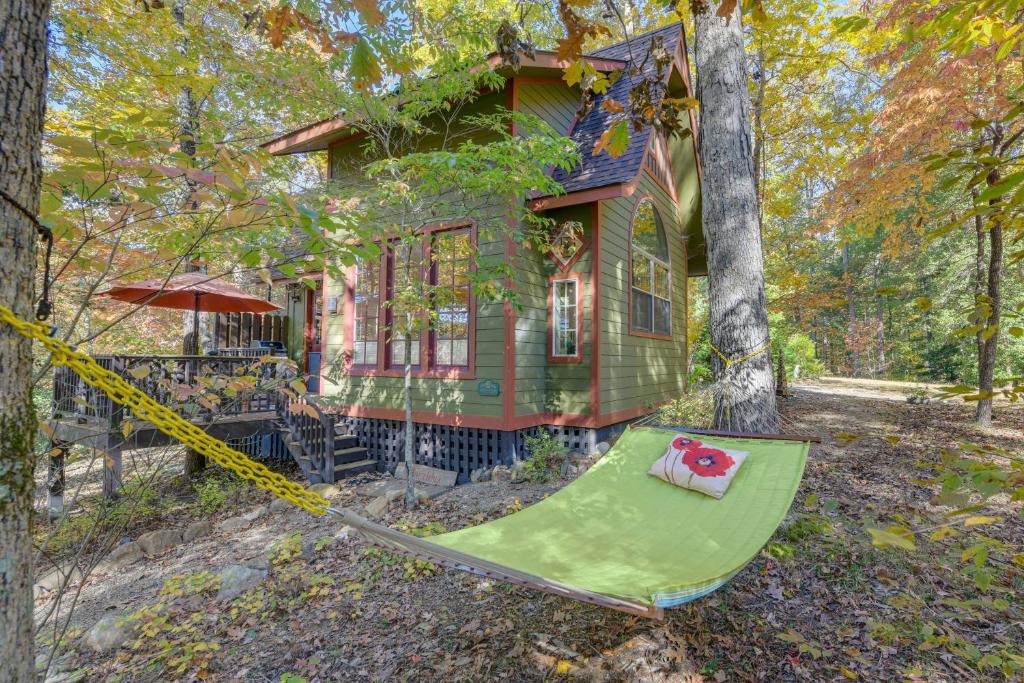 - un hamac en face d'une maison dans les bois dans l'établissement Enchanting Retreat with Private Deck and River Access!, à Hot Springs