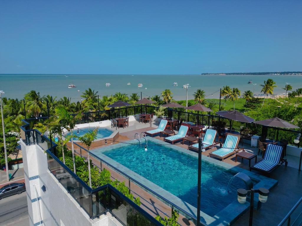 una vista aérea de la piscina del complejo y del océano en Atlântico Praia Hotel en João Pessoa