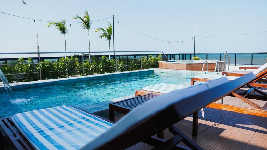 A piscina localizada em Atlântico Praia Hotel ou nos arredores