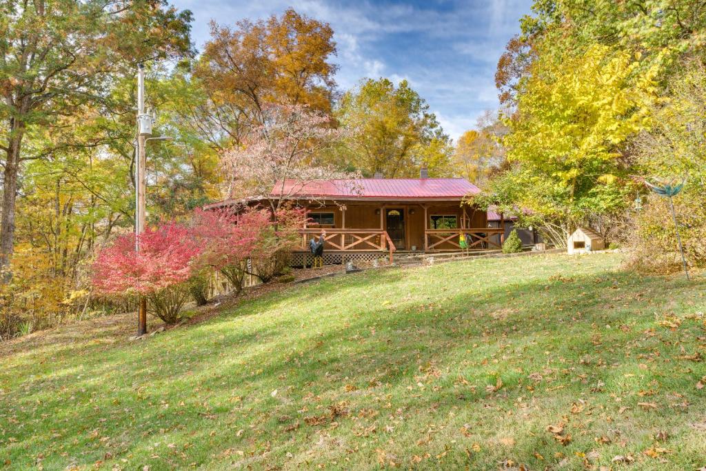 una casa en una colina con un campo de hierba delante en French Lick Getaway with Deck, Grill and Fire Pit!, en French Lick