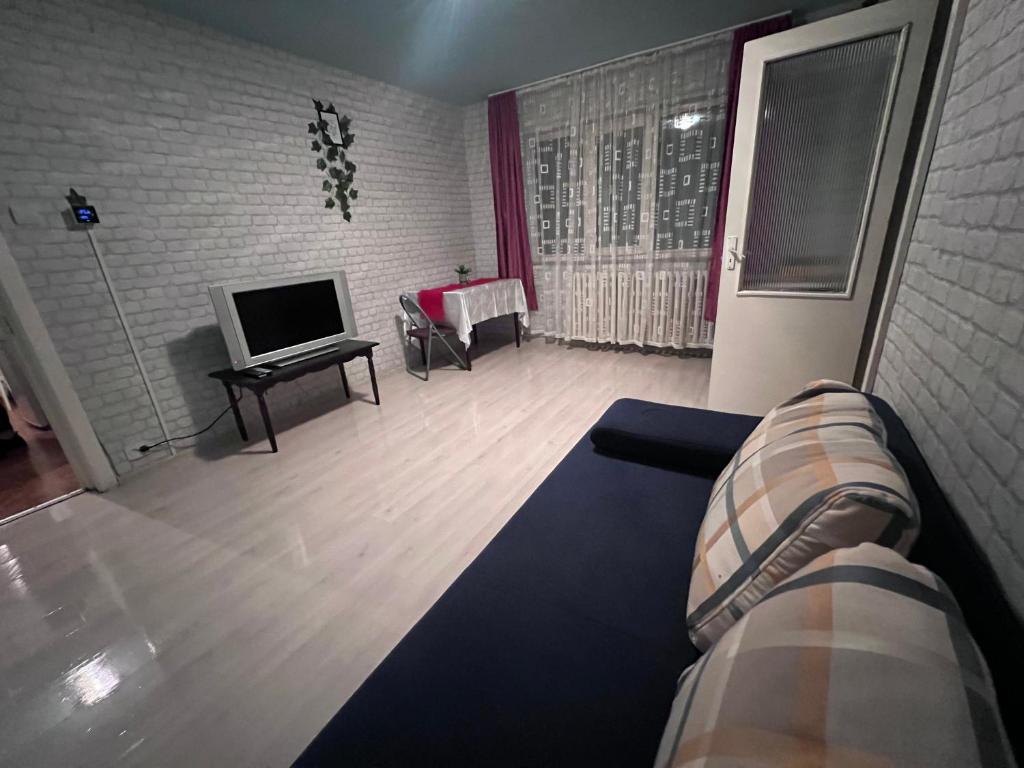 un soggiorno con divano e TV di Comfycondo apartment a Zalău