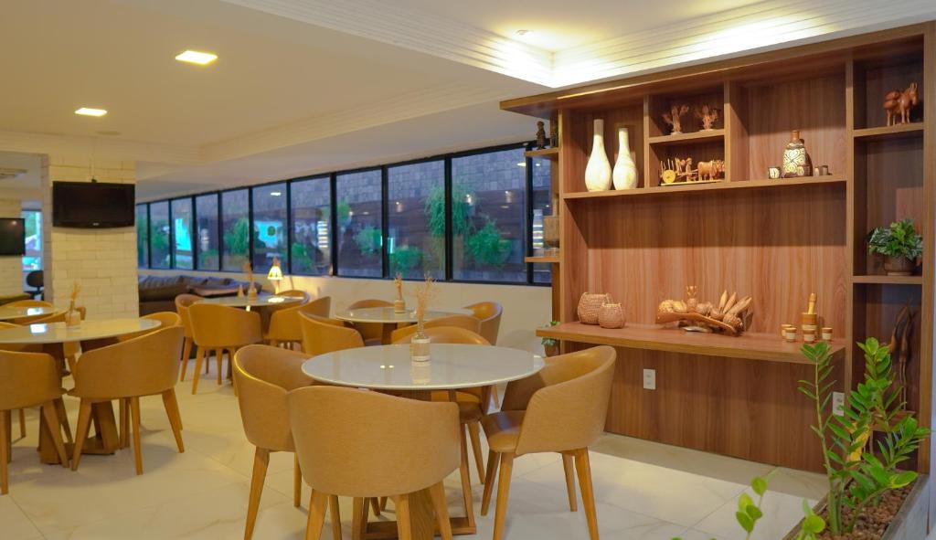 Um restaurante ou outro lugar para comer em Atlântico Praia Hotel