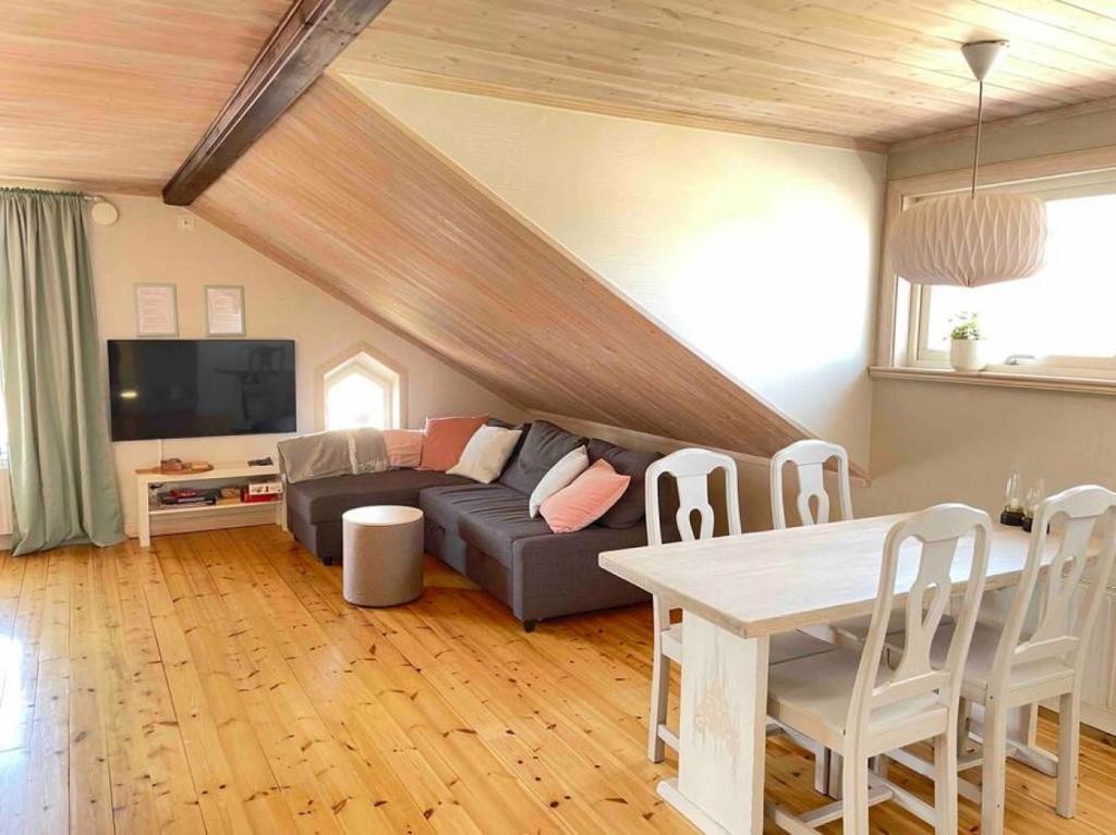 ein Wohnzimmer mit einem Sofa und einem Tisch in der Unterkunft Penthouse close to Vasaloppet finish line portal in Mora