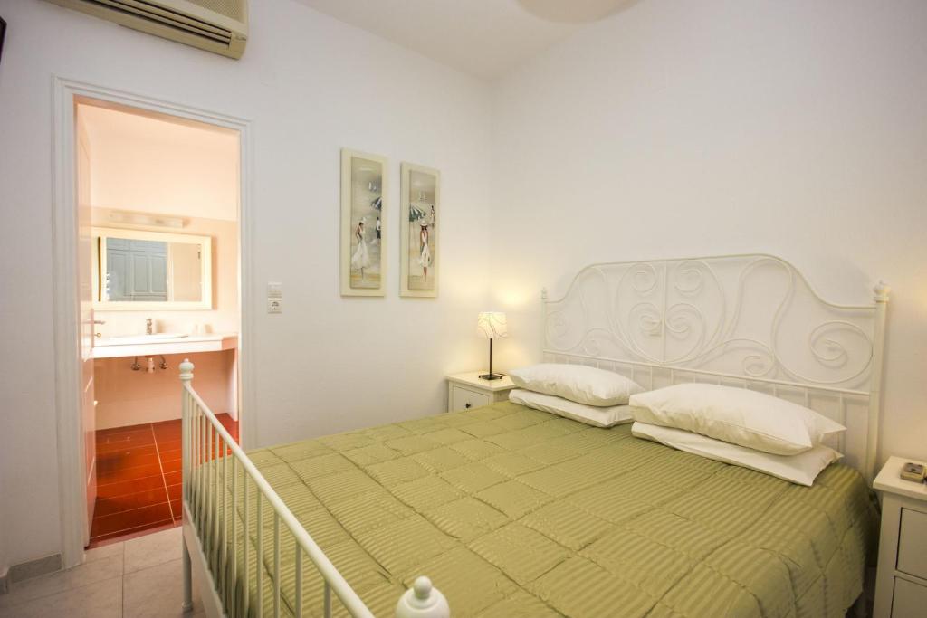 Postel nebo postele na pokoji v ubytování Anixi Hotel
