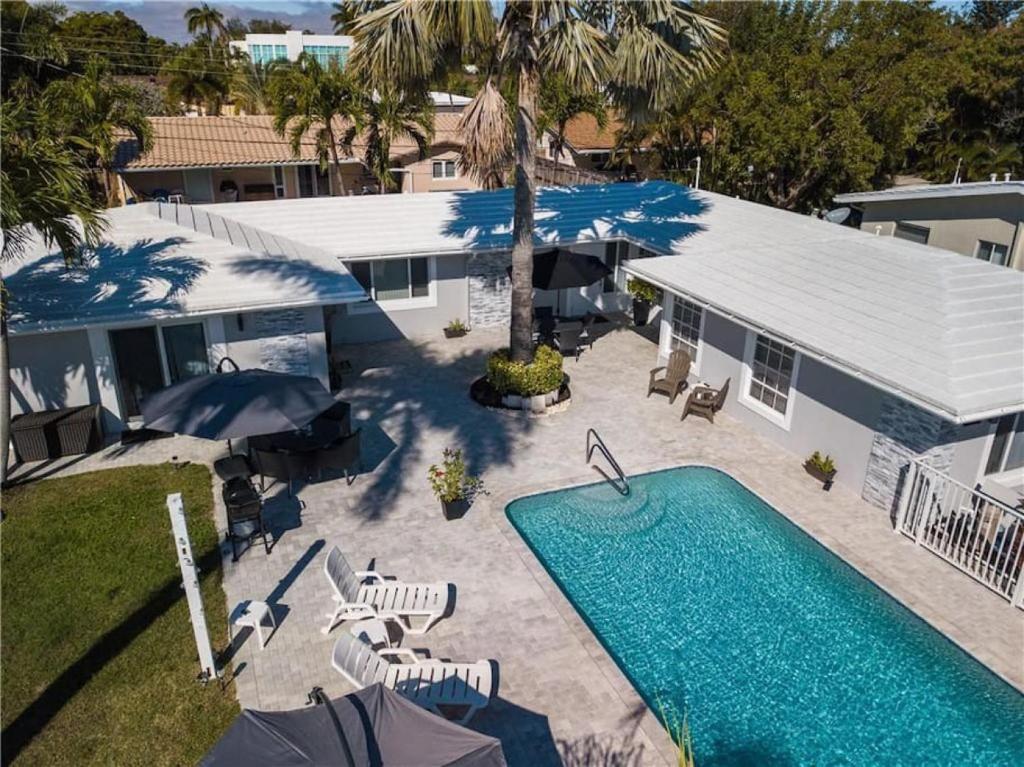 - une vue aérienne sur une maison avec une piscine dans l'établissement The Pad at Coral Ridge 2, à Fort Lauderdale