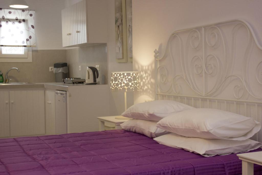 Postel nebo postele na pokoji v ubytování Anixi Hotel