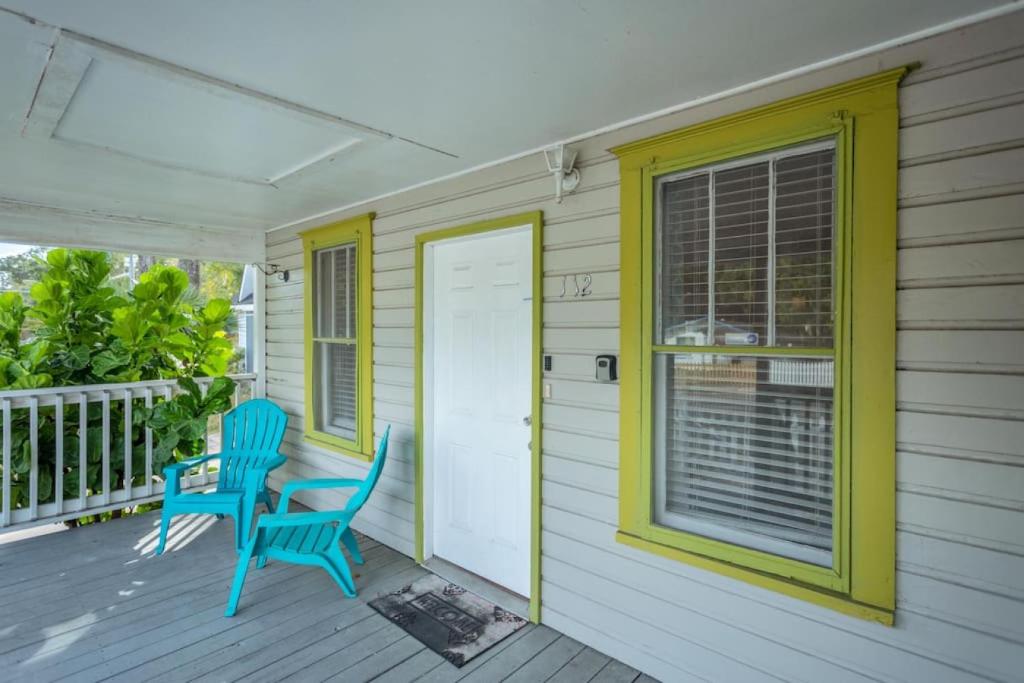 een veranda met twee blauwe stoelen en een raam bij 1940 cottage seen on FYI, 2bd 2ba in Gainesville