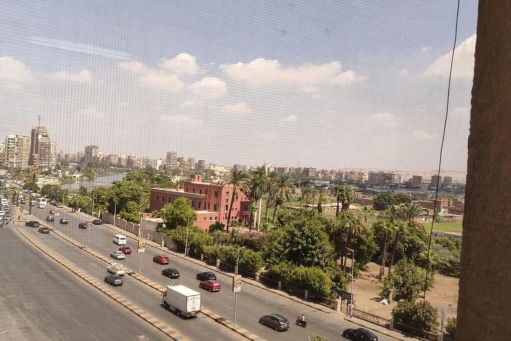 カイロにあるamazing Nile view fully furnished apartmentの車で賑わう街並み