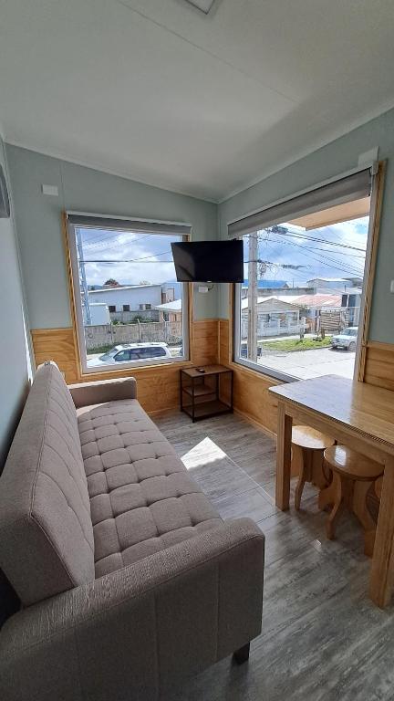 sala de estar con sofá y mesa en Balmaceda Loft, en Puerto Natales