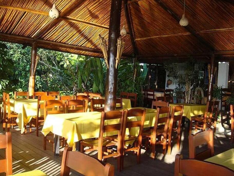 Un restaurant sau alt loc unde se poate mânca la MTZ Hostel Barra de Guaratiba Espaço inteiro com duas suites, praias e muito lazer