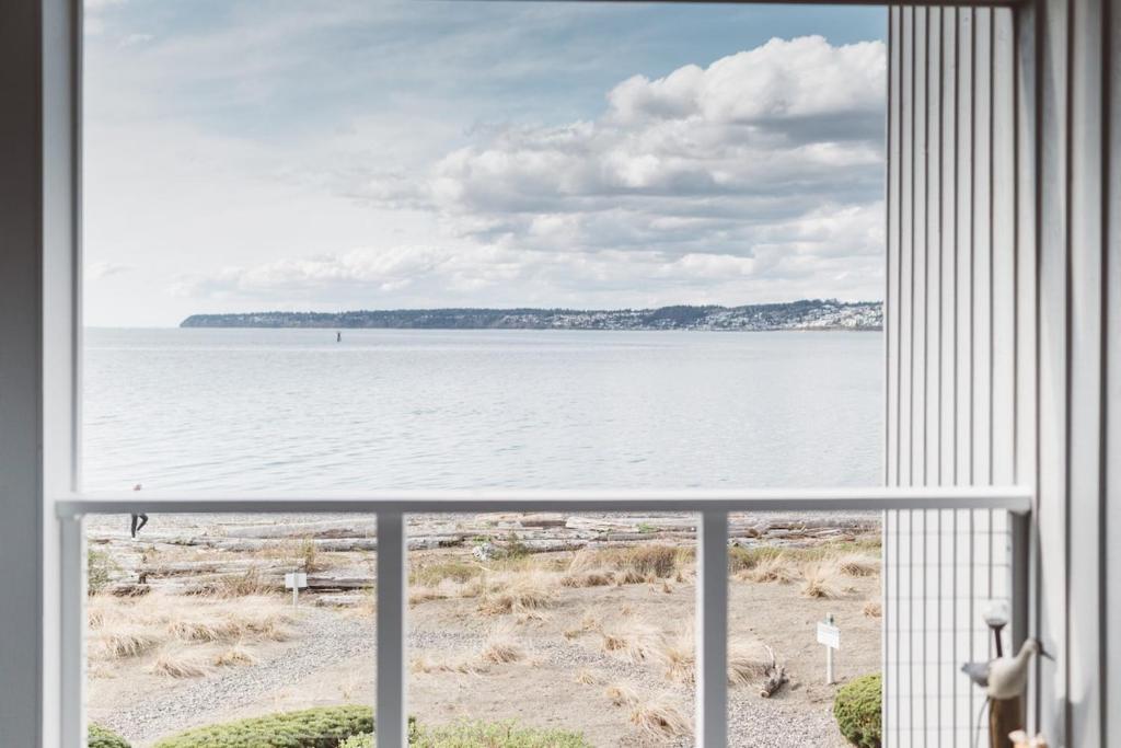 una finestra con vista sull'oceano di Amazing Seaside view Condo Steps to Resort 2 Bed 2 Bath a Blaine