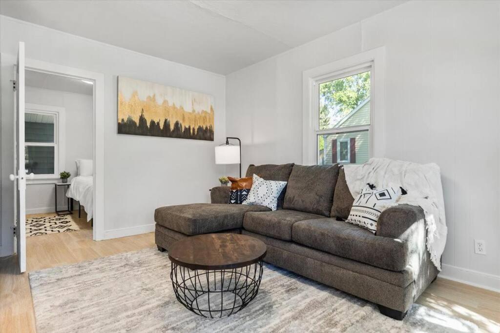 una sala de estar con un sofá y una mesa en 216: Lovely 1 bedroom close to amenities!, en Billings