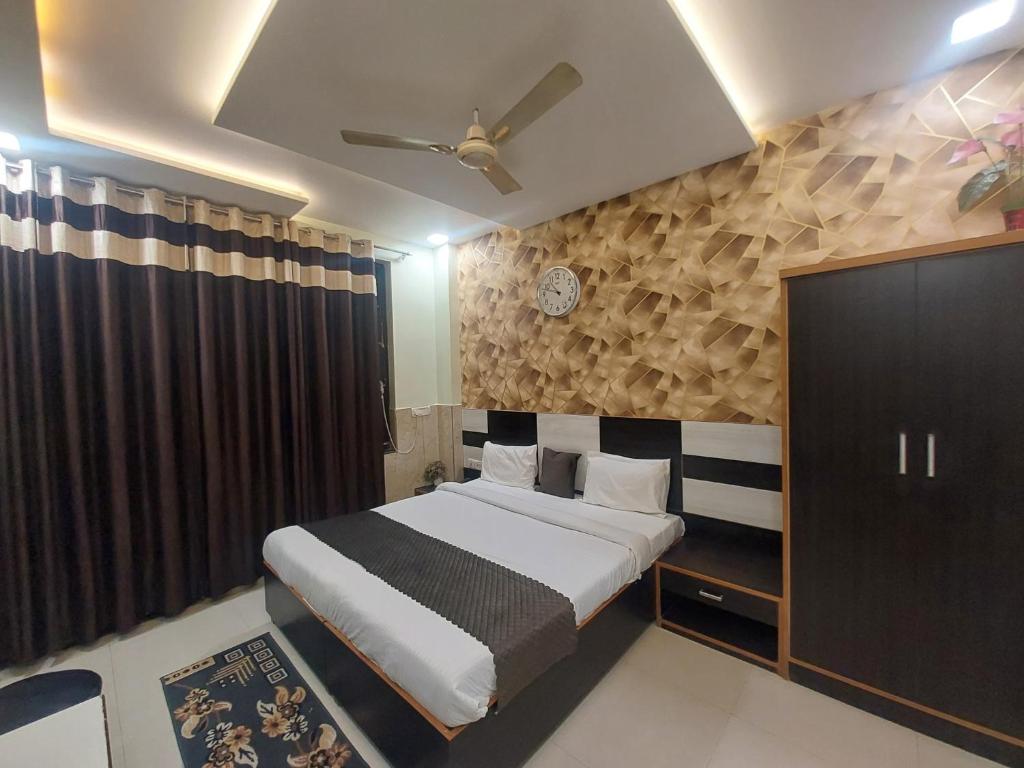 Postel nebo postele na pokoji v ubytování Taj Rama Manage By Taj Sunrise Group