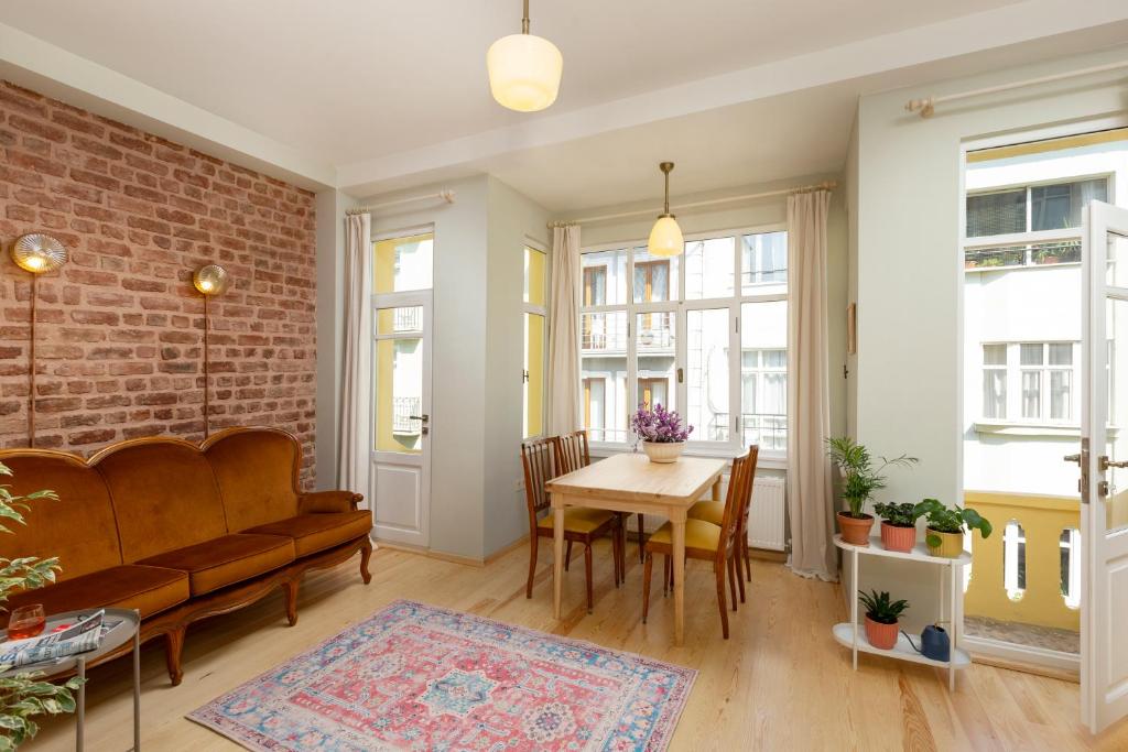 ein Wohnzimmer mit einem Sofa und einem Tisch in der Unterkunft Lemon Apartments in Istanbul