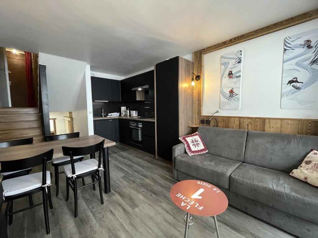 un salon avec un canapé et une table dans l'établissement Duplex 4 pers, balcon sud, Les Menuires, parking - FR-1-452-357, aux Menuires