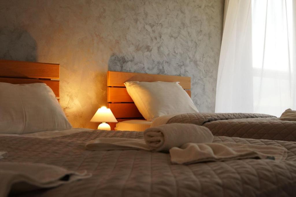 ein Hotelzimmer mit 2 Betten und einem Handtuch auf dem Bett in der Unterkunft Lastili Inn Hotel in Mestia
