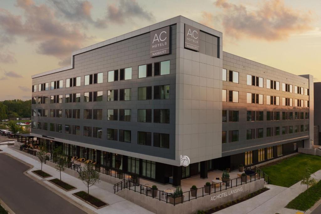 een kantoorgebouw met een bord erop bij AC Hotel by Marriott Lansing University Area in Lansing