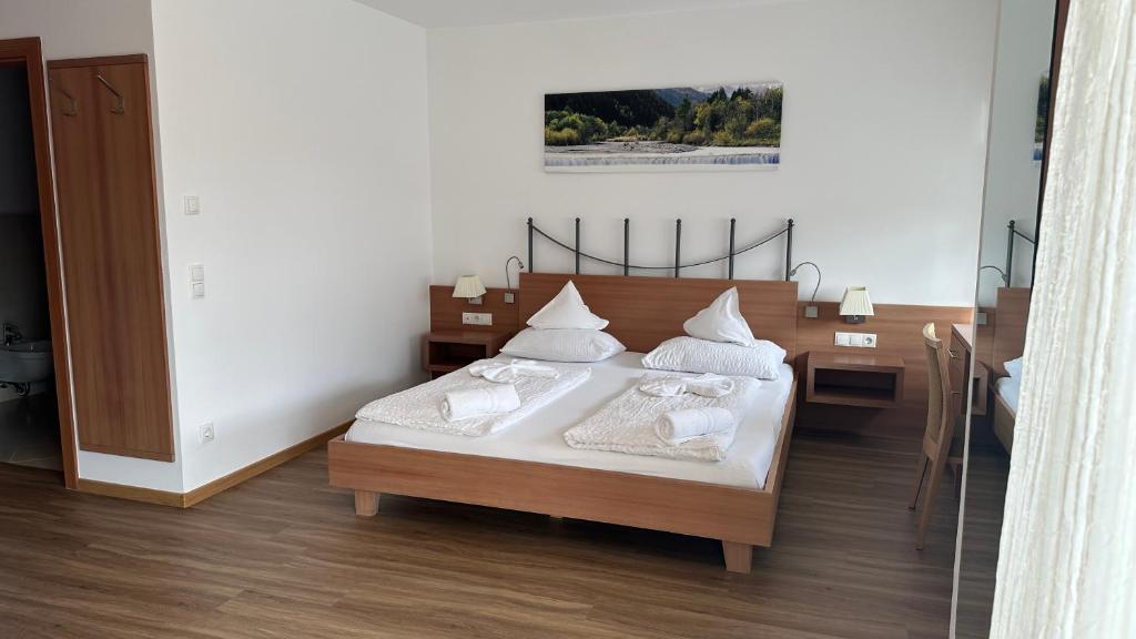 A bed or beds in a room at Hotel Klammer