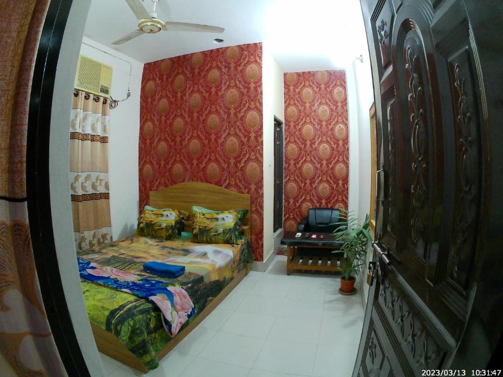 Habitación pequeña con 2 camas y espejo. en Hotel Rongdhanu Residential en Dhaka