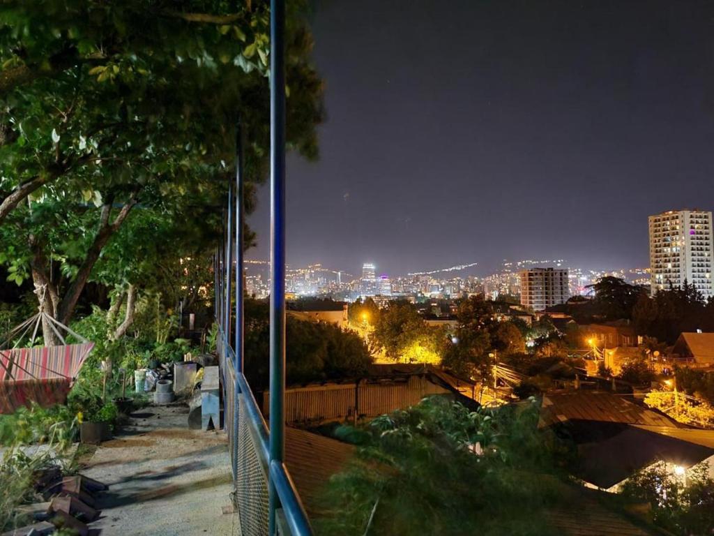 Nespecifikovaný výhled na destinaci Tbilisi nebo výhled na město při pohledu z penzionu