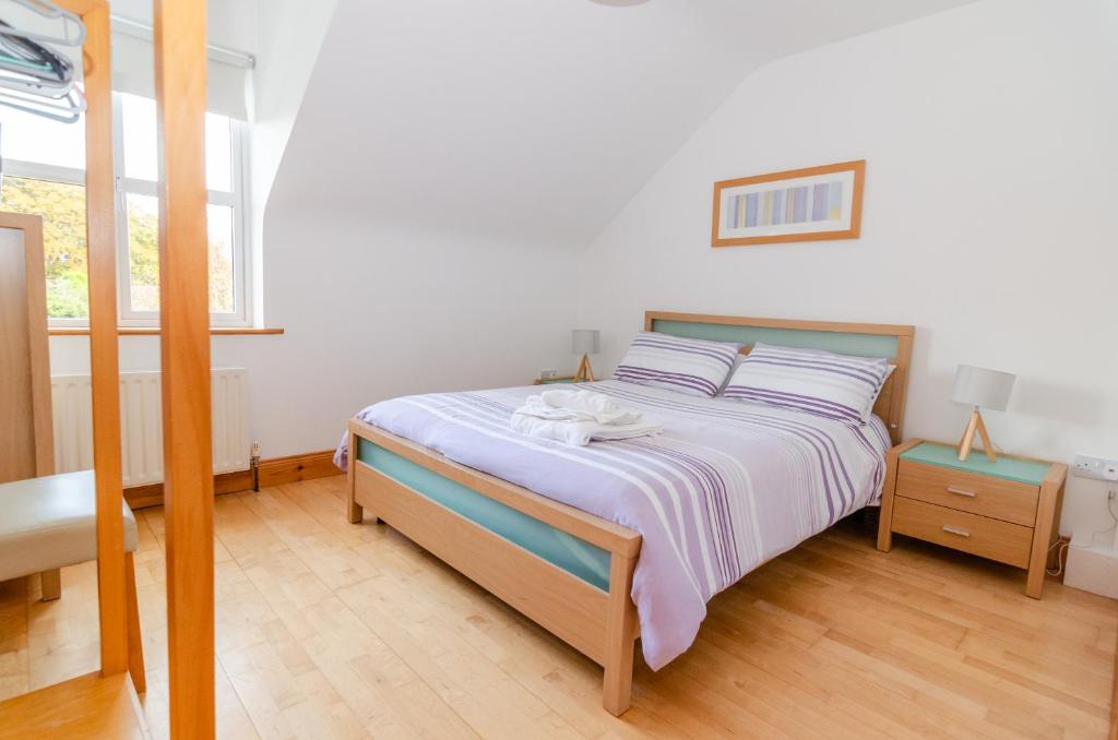 Postel nebo postele na pokoji v ubytování Rathmullan Village Home