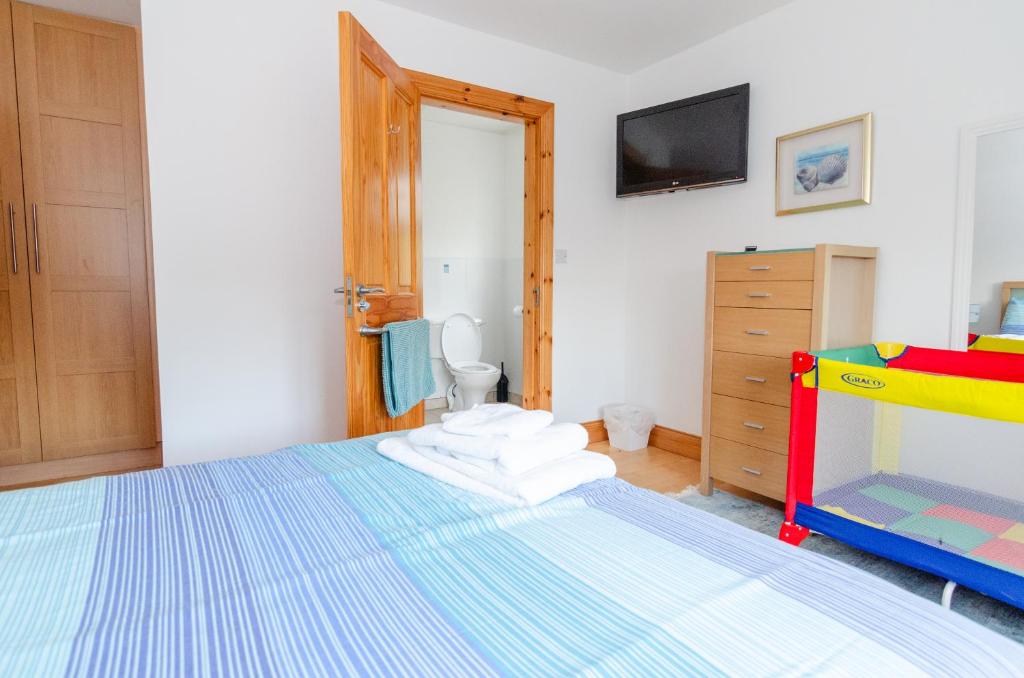 Postel nebo postele na pokoji v ubytování Rathmullan Village Home