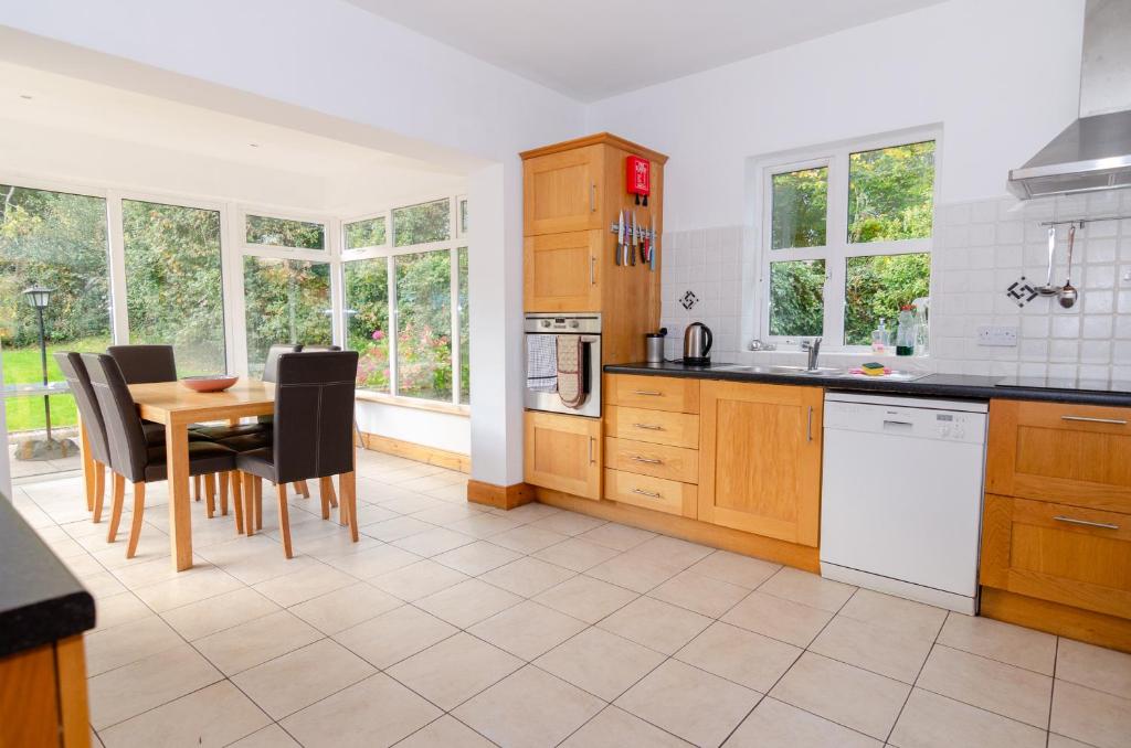 Kuchyň nebo kuchyňský kout v ubytování Rathmullan Village Home