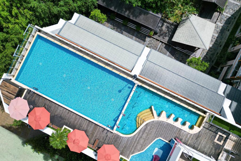 an overhead view of a swimming pool with umbrellas at Four Points by Sheraton Yilan Jiaoxi in Jiaoxi