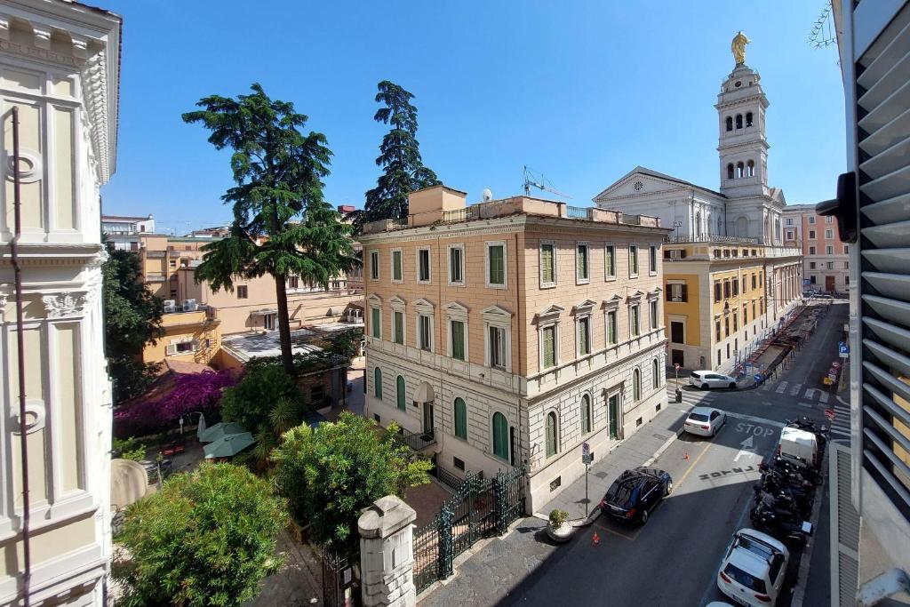 uma vista de uma rua da cidade com um edifício em Piccola Piazza Della Libertà em Roma