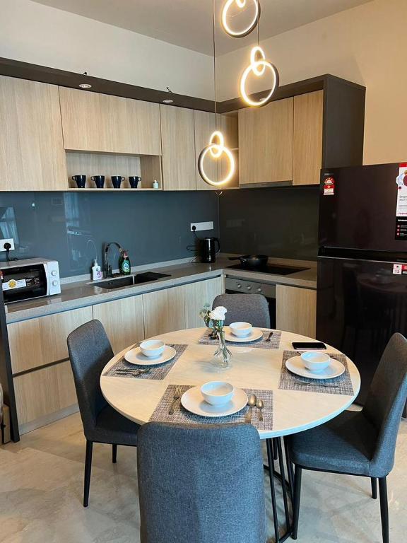 Modern Design Apartment Near KLCC can stay 24 pax 现代化城中城高级公寓, Kuala