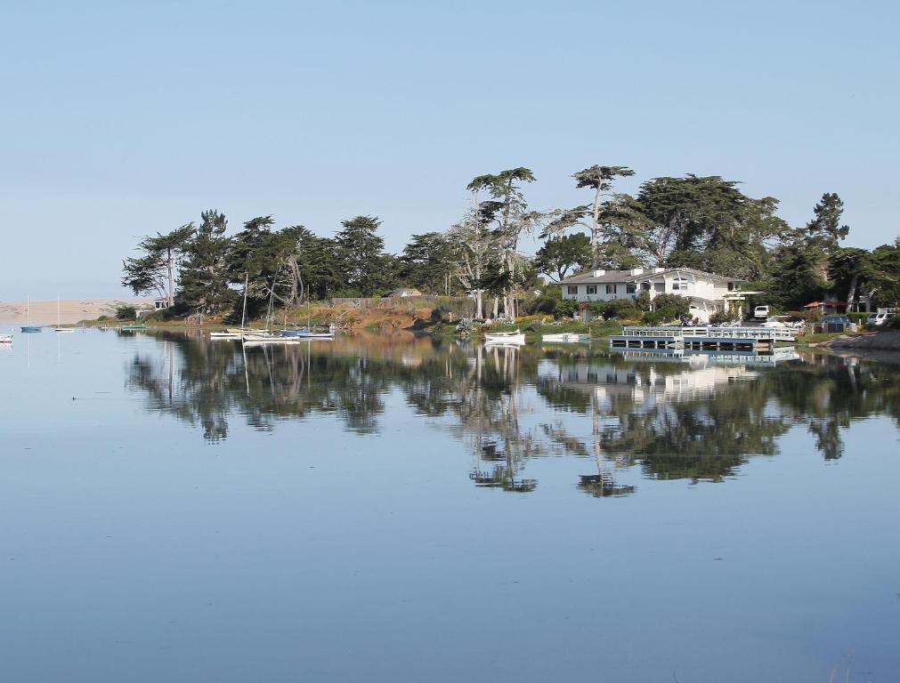 een uitzicht op een meer met huizen en bomen bij Back Bay Inn in San Luis Obispo